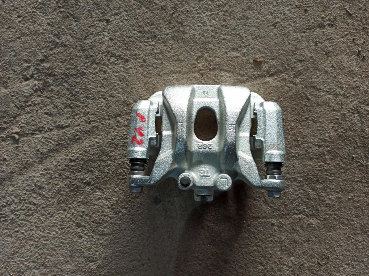 суппорт задний левый Infiniti QX80 1 поколение Z62 2014, 5.6 л., VK56DE, бензин, АКПП, белый, внедорожник 5 дв., задний привод - фото №1