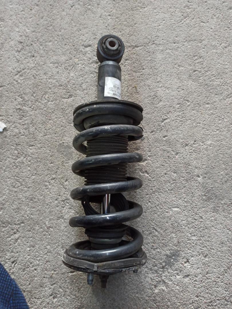 амортизатор передний левый Infiniti QX80 1 поколение Z62 2014, 5.6 л., VK56DE, бензин, АКПП, белый, внедорожник 5 дв., задний привод - фото №1