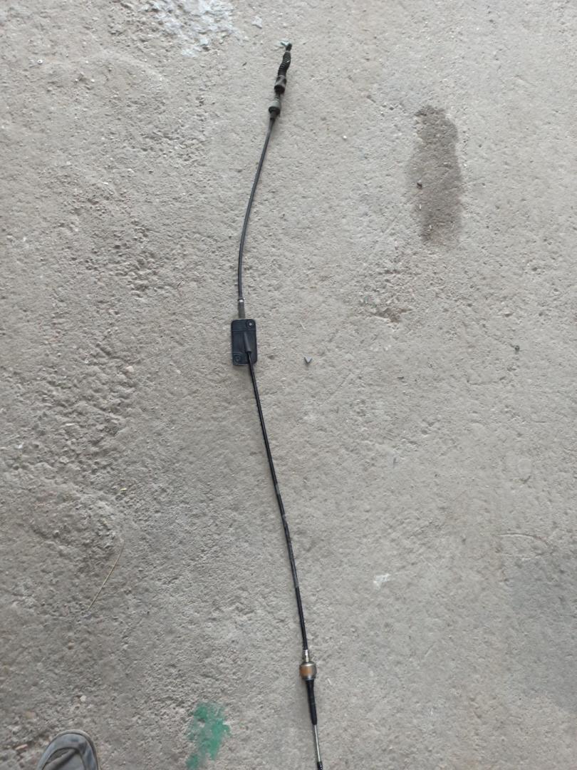 трос кулисы КПП Infiniti QX80 1 поколение Z62 2014, 5.6 л., VK56DE, бензин, АКПП, белый, внедорожник 5 дв., задний привод - фото №1