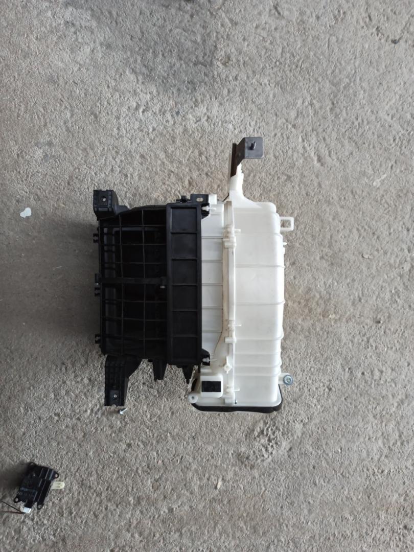 корпус отопителя (печки) Infiniti QX80 1 поколение Z62 2014, 5.6 л., VK56DE, бензин, АКПП, белый, внедорожник 5 дв., задний привод - фото №1