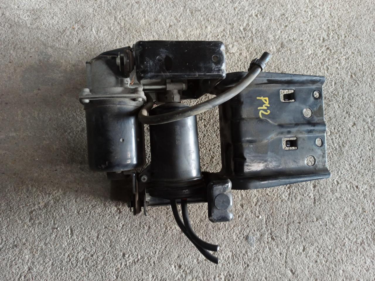 компрессор пневмоподвески Infiniti QX80 1 поколение Z62 2014, 5.6 л., VK56DE, бензин, АКПП, белый, внедорожник 5 дв., задний привод - фото №1