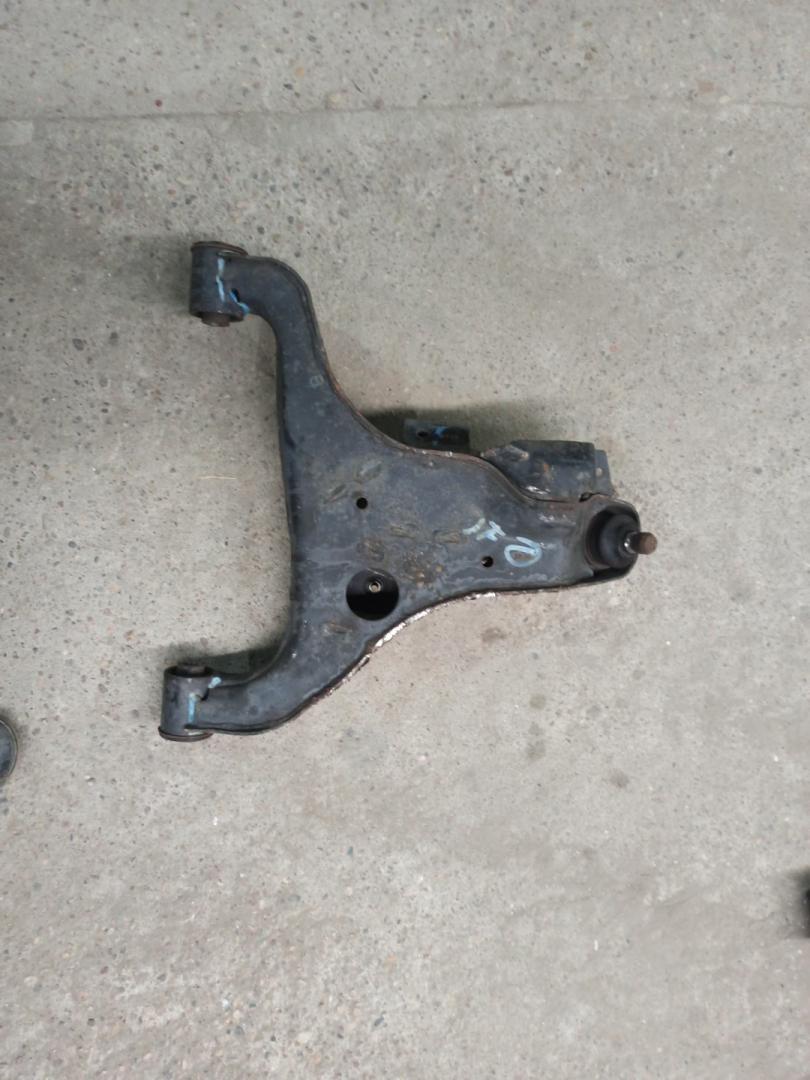 рычаг передний левый Infiniti QX80 1 поколение Z62 2014, 5.6 л., VK56DE, бензин, АКПП, белый, внедорожник 5 дв., задний привод - фото №1