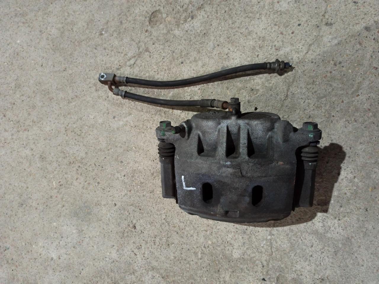 суппорт передний левый Infiniti QX80 1 поколение Z62 2014, 5.6 л., VK56DE, бензин, АКПП, белый, внедорожник 5 дв., задний привод - фото №1