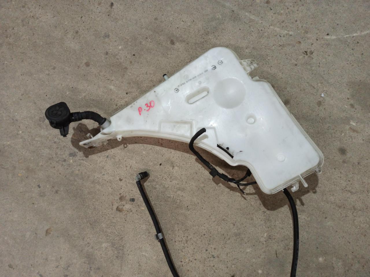 бачок омывателя BMW 3 серия F30/F31/F34 F30 2013, 2.0 л., N20 B20 A, бензин, АКПП, черный, седан, полный привод - фото №1