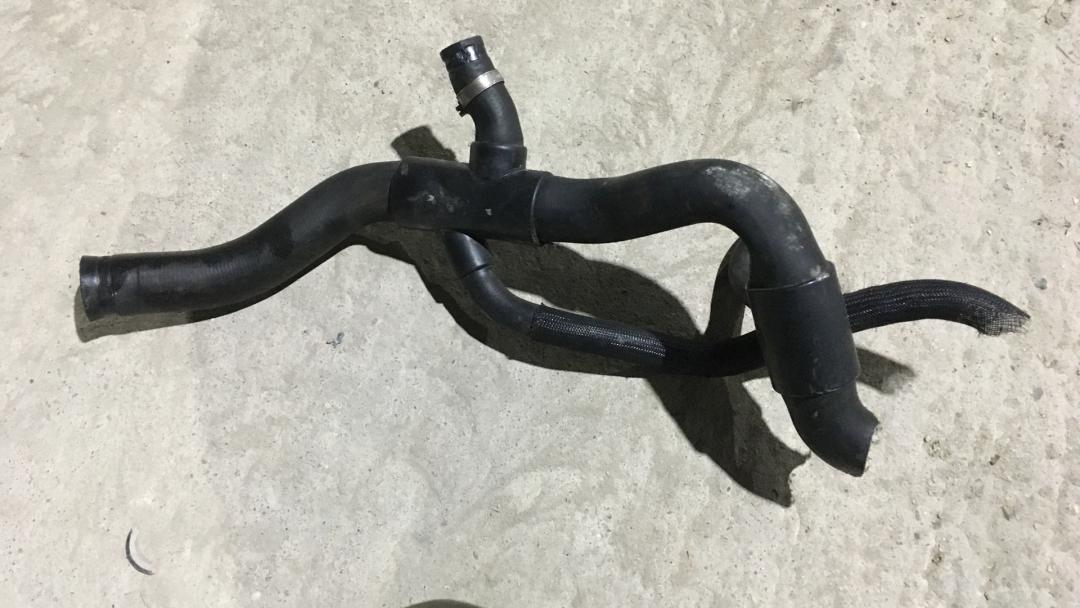 патрубок радиатора Volvo V50 1 поколение 2006, 2.4 л., B 5244 S4, бензин, АКПП, серебристый, универсал, передний привод, правый руль - фото №1