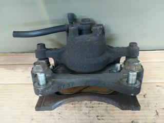 суппорт передний левый Mitsubishi Lancer 10 поколение 2010, 2.4 л., 4B12, бензин, АКПП, белый, хетчбэк 5 дв., передний привод