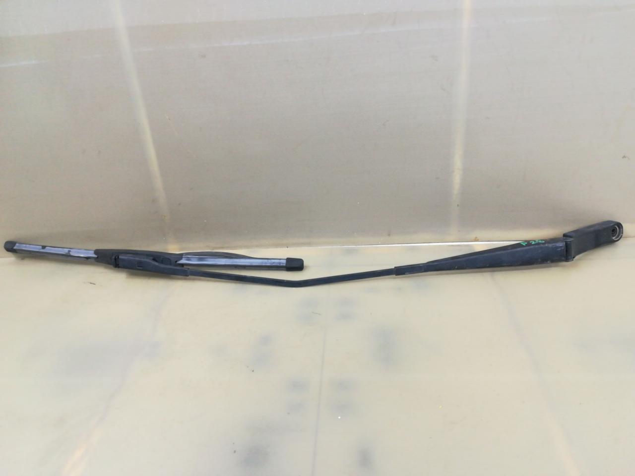 щеткодержатель (поводок стеклоочистителя, дворник) Volkswagen Passat (USA) 1 поколение 2015, 1.8 л., TFSI, бензин, АКПП, черный, седан, передний привод - фото №1