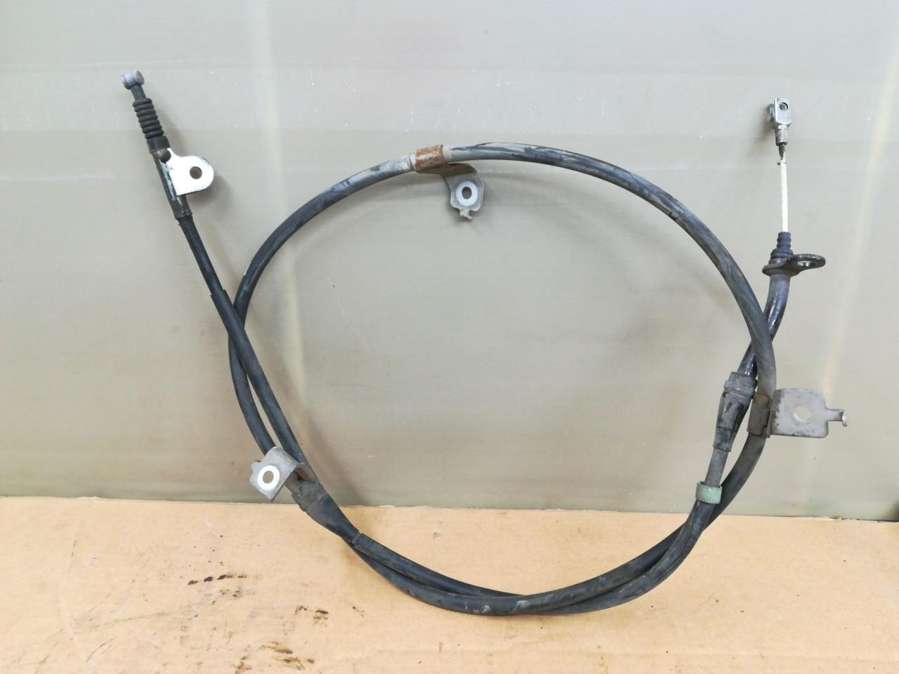 трос ручника Infiniti QX80 1 поколение Z62 2014, 5.6 л., VK56DE, бензин, АКПП, белый, внедорожник 5 дв., задний привод - фото №1