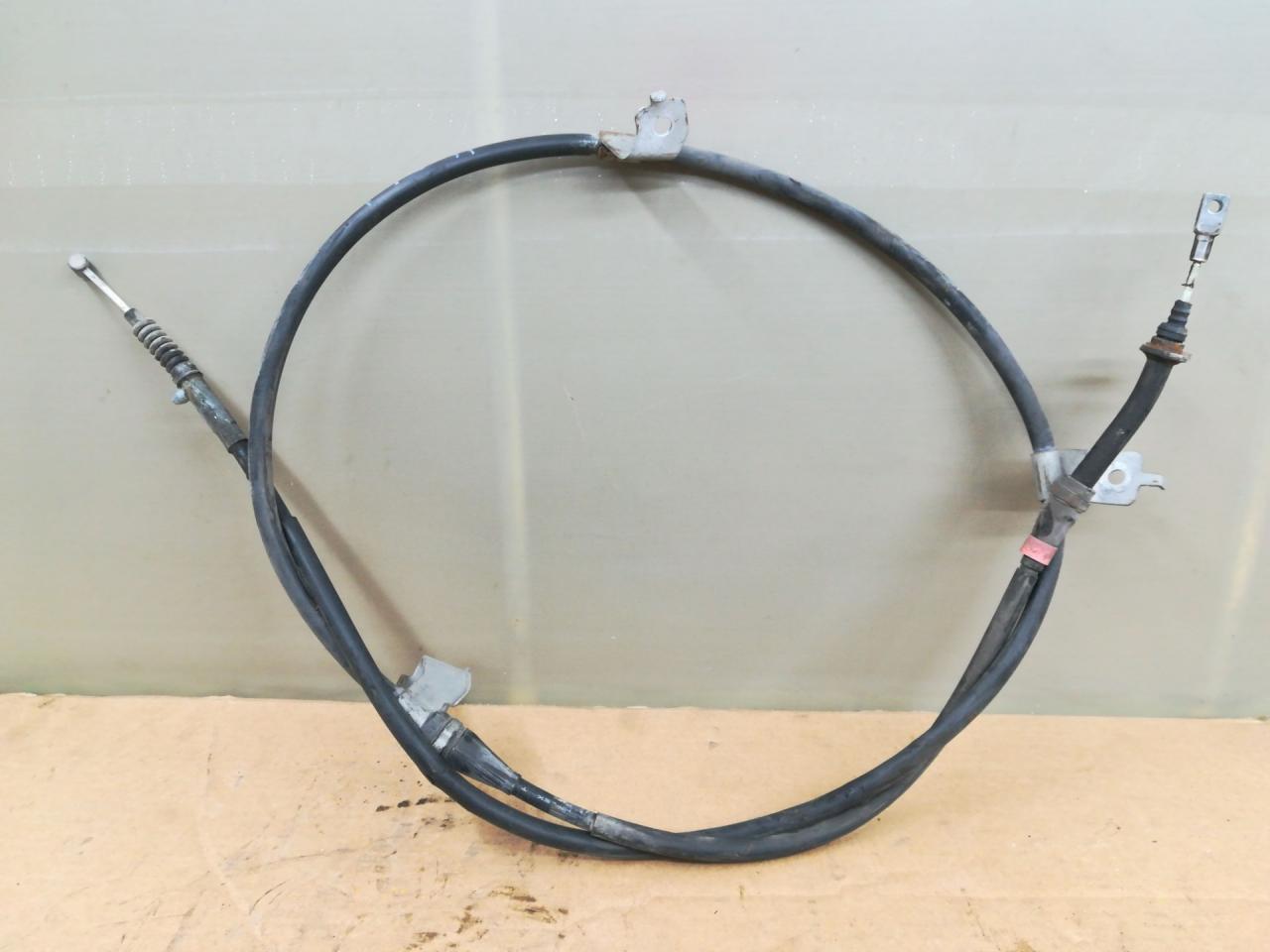 трос ручника Infiniti QX80 1 поколение Z62 2014, 5.6 л., VK56DE, бензин, АКПП, белый, внедорожник 5 дв., задний привод - фото №1