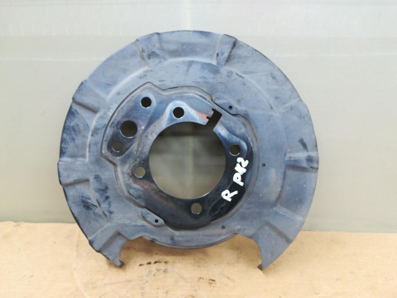 защитный кожух тормозного механизма Infiniti QX80 1 поколение Z62 2014, 5.6 л., VK56DE, бензин, АКПП, белый, внедорожник 5 дв., задний привод, N950R - фото №1