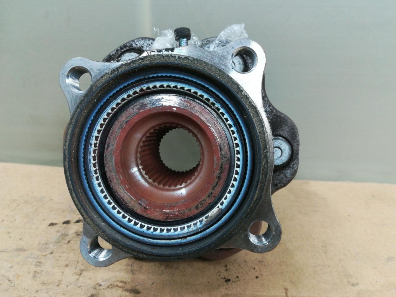 ступица задняя левая Infiniti QX80 1 поколение Z62 2014, 5.6 л., VK56DE, бензин, АКПП, белый, внедорожник 5 дв., задний привод - фото №1