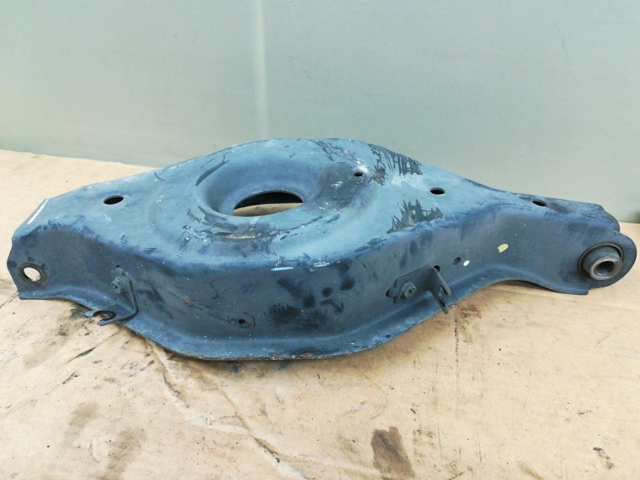 рычаг задний нижний Infiniti QX80 1 поколение Z62 2014, 5.6 л., VK56DE, бензин, АКПП, белый, внедорожник 5 дв., задний привод - фото №1