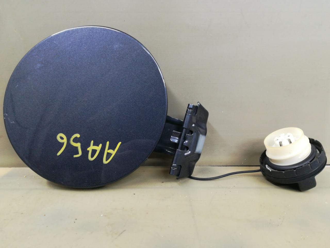 лючок топливного бака Mazda 3 3 поколение 2016, 2.0 л., бензин, АКПП, серый, седан, передний привод, правый руль - фото №1