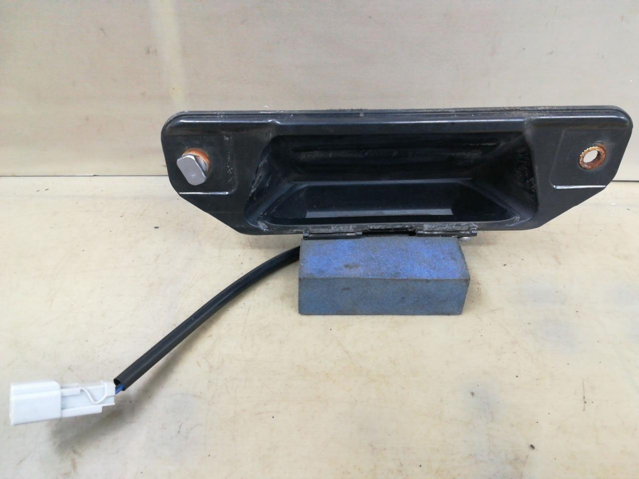 кнопка открытия багажника Honda CR-V 3 поколение 2009, 2.4 л., бензин, АКПП, серый, внедорожник 5 дв., полный привод, правый руль - фото №1