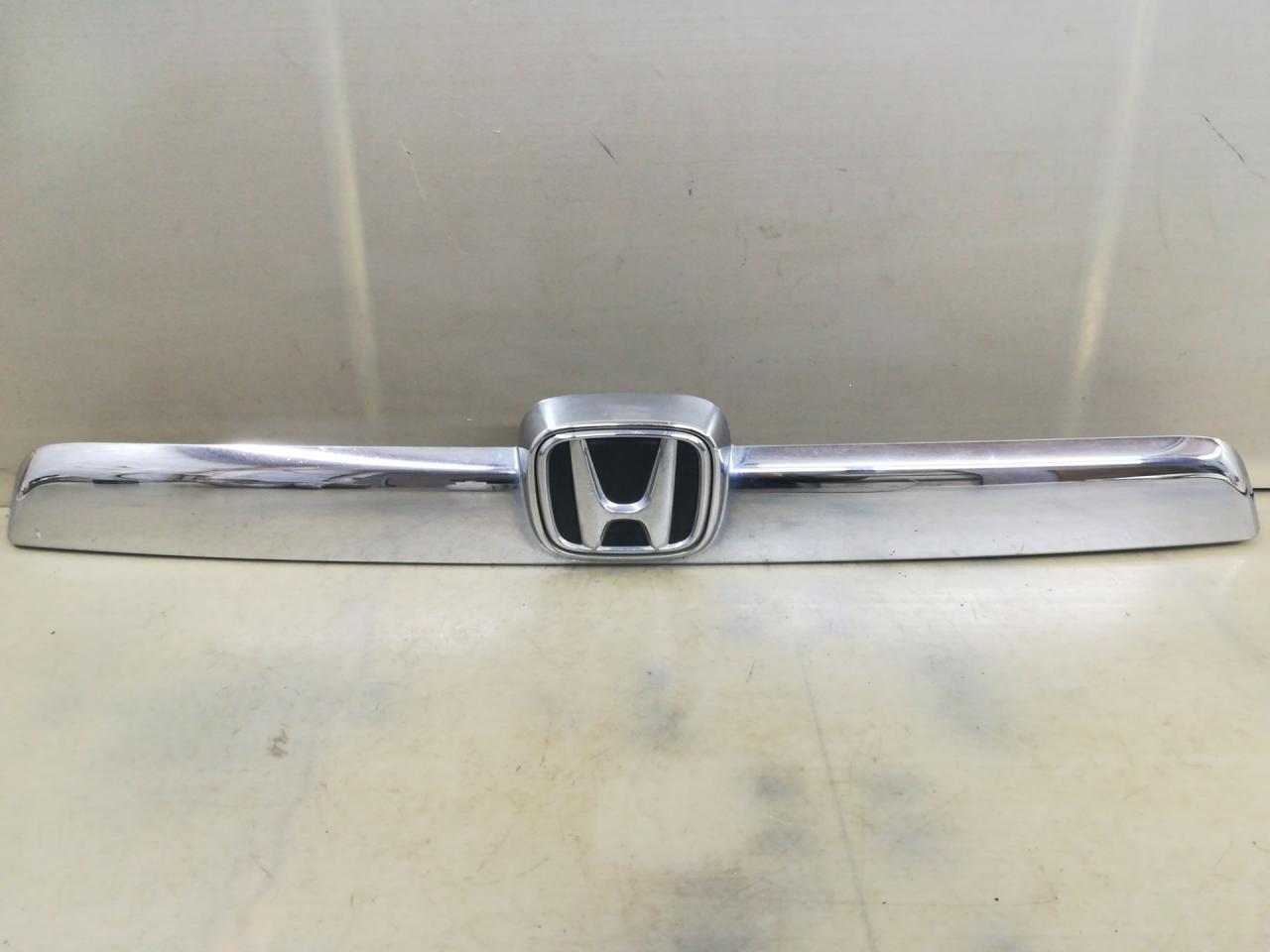 накладка двери (крышки) багажника Honda CR-V 3 поколение 2009, 2.4 л., бензин, АКПП, серый, внедорожник 5 дв., полный привод, правый руль - фото №1