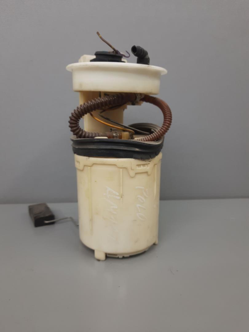 насос топливный Volkswagen Polo 5 поколение 2009, 1.4 л., бензин - фото №1