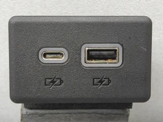 разъем AUX / USB GMC Acadia 2 поколение [рестайлинг] 2021, 3.6 л., бензин, АКПП, красный, внедорожник 5 дв., передний привод, 13525891