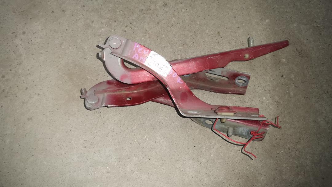 петля капота Peugeot 307 1 поколение 2003, 2.0 л., бензин, АКПП, красный, универсал, правый руль - фото №1