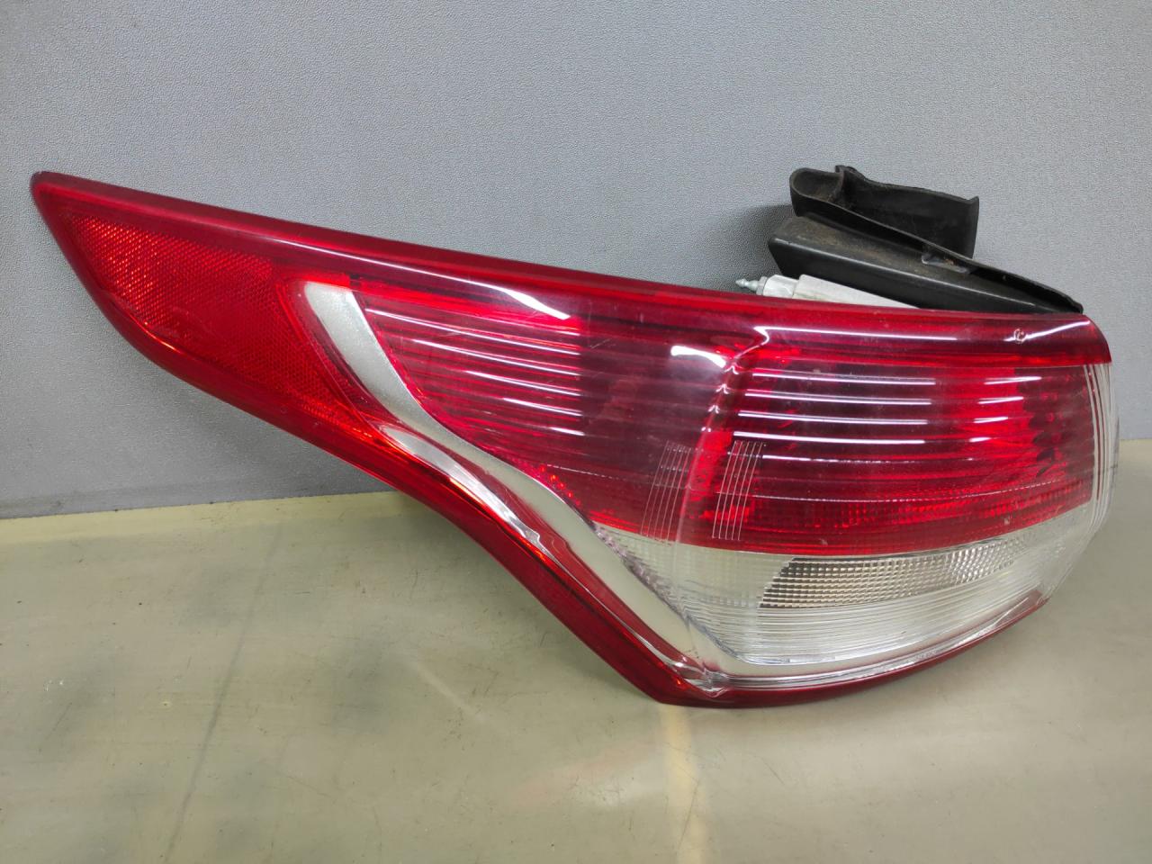 фонарь задний левый Ford Escape 3 поколение C520 2014, 1.6 л., бензин, АКПП, красный, передний привод, CJ5413405A - фото №1