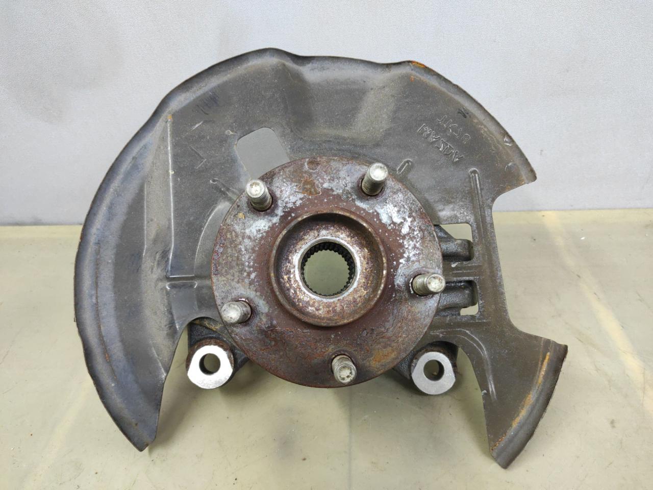 кулак поворотный левый Mazda CX-9 2 поколение TC 2017, 2.5 л., PY-VPS, бензин, АКПП, серый, передний привод - фото №1