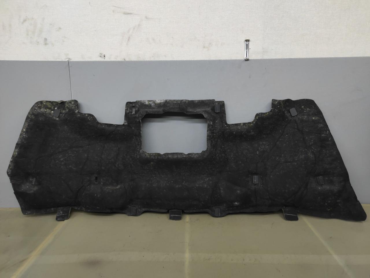 шумоизоляция капота Ford Escape 3 поколение C520 2014, 1.6 л., бензин, АКПП, красный, передний привод - фото №1