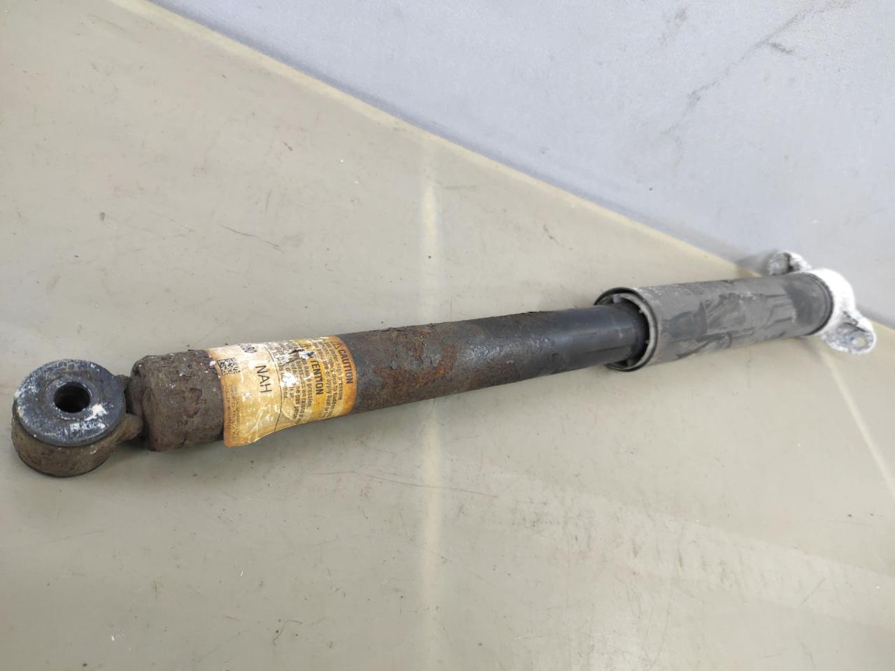 амортизатор задний левый Ford Escape 3 поколение C520 2014, 1.6 л., бензин, АКПП, красный, передний привод, CV6118080 - фото №1