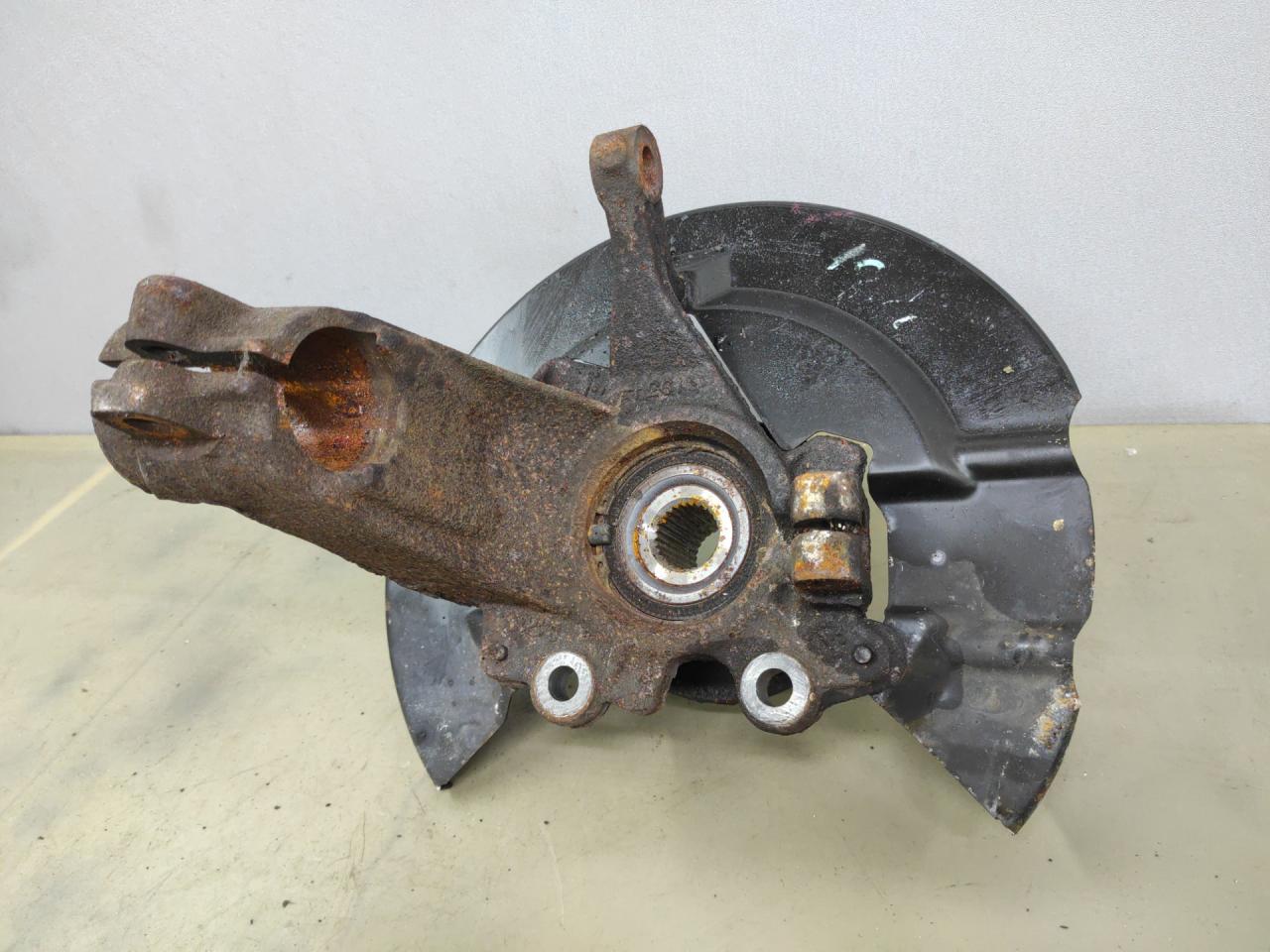 кулак поворотный правый Ford Escape 3 поколение C520 2014, 1.6 л., бензин, АКПП, красный, передний привод - фото №1