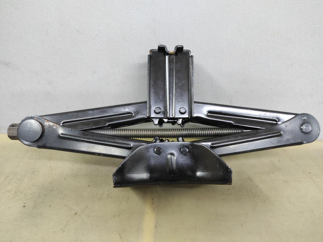 домкрат Ford Escape 3 поколение C520 2014, 1.6 л., бензин, АКПП, красный, передний привод - фото №1