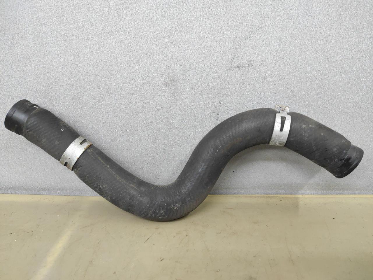 патрубок радиатора Toyota Sienna 3 поколение 2014, 3.5 л., 2GR-FE, бензин, АКПП, черный, передний привод - фото №1