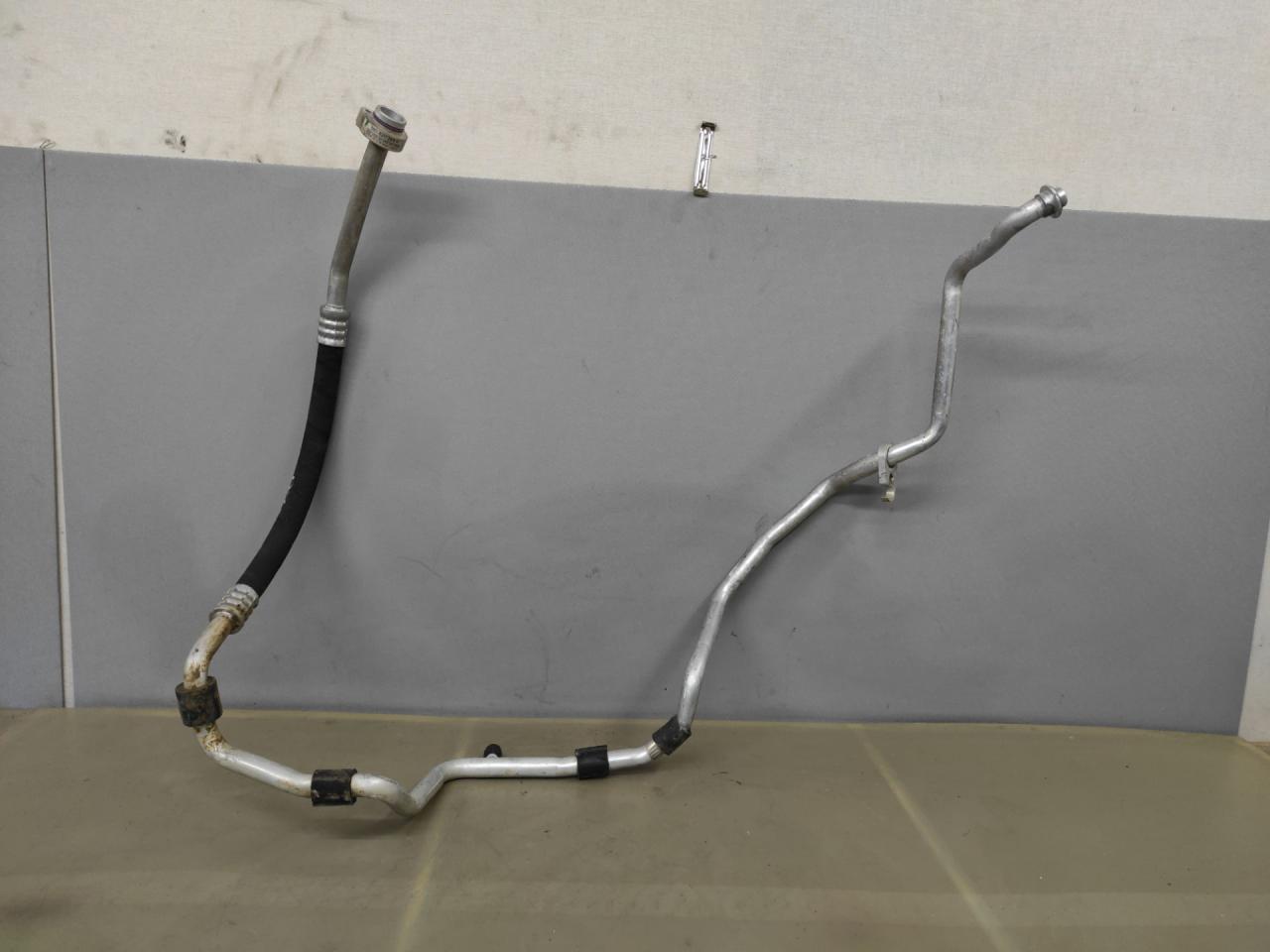 трубка кондиционера Volkswagen Passat (USA) 2 поколение 2017, 1.8 л., CPRA, бензин, АКПП, седан, передний привод, 561820743H - фото №1