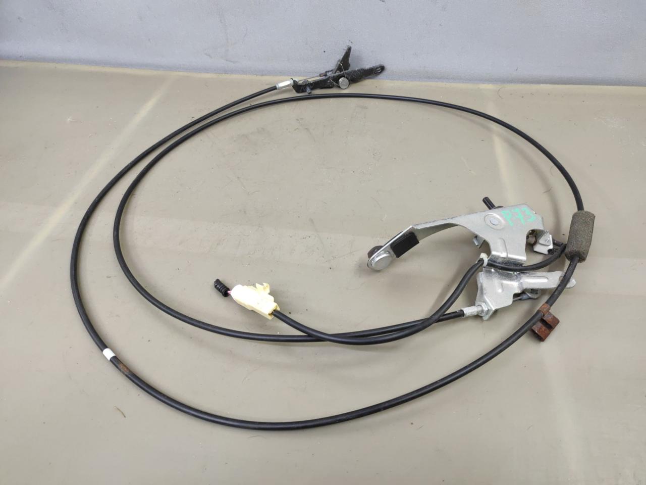 трос открывания лючка топливного бака Toyota Sienna 3 поколение 2014, 3.5 л., 2GR-FE, бензин, АКПП, черный, передний привод - фото №1