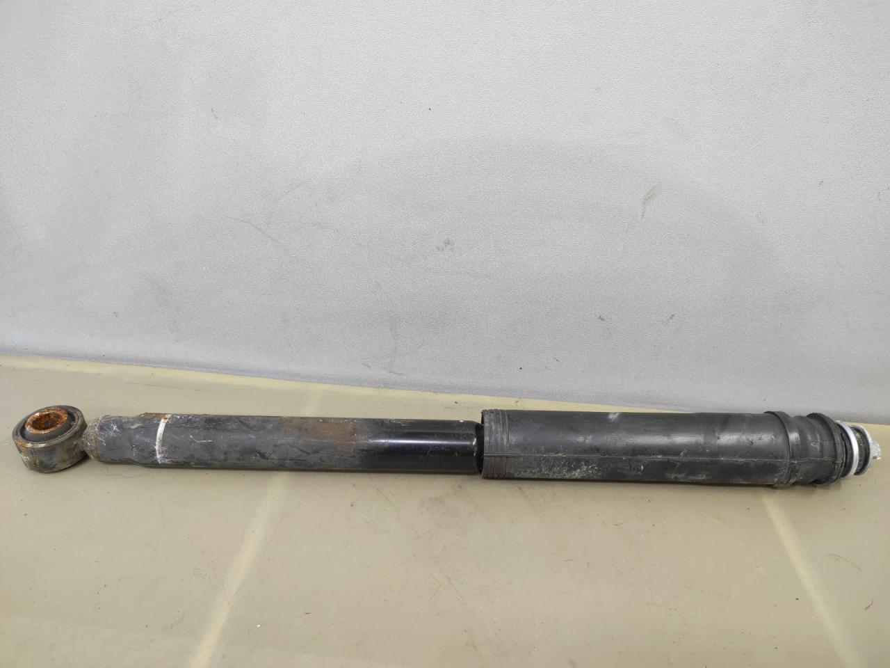 амортизатор задний левый Toyota Sienna 3 поколение 2014, 3.5 л., 2GR-FE, бензин, АКПП, черный, передний привод - фото №1