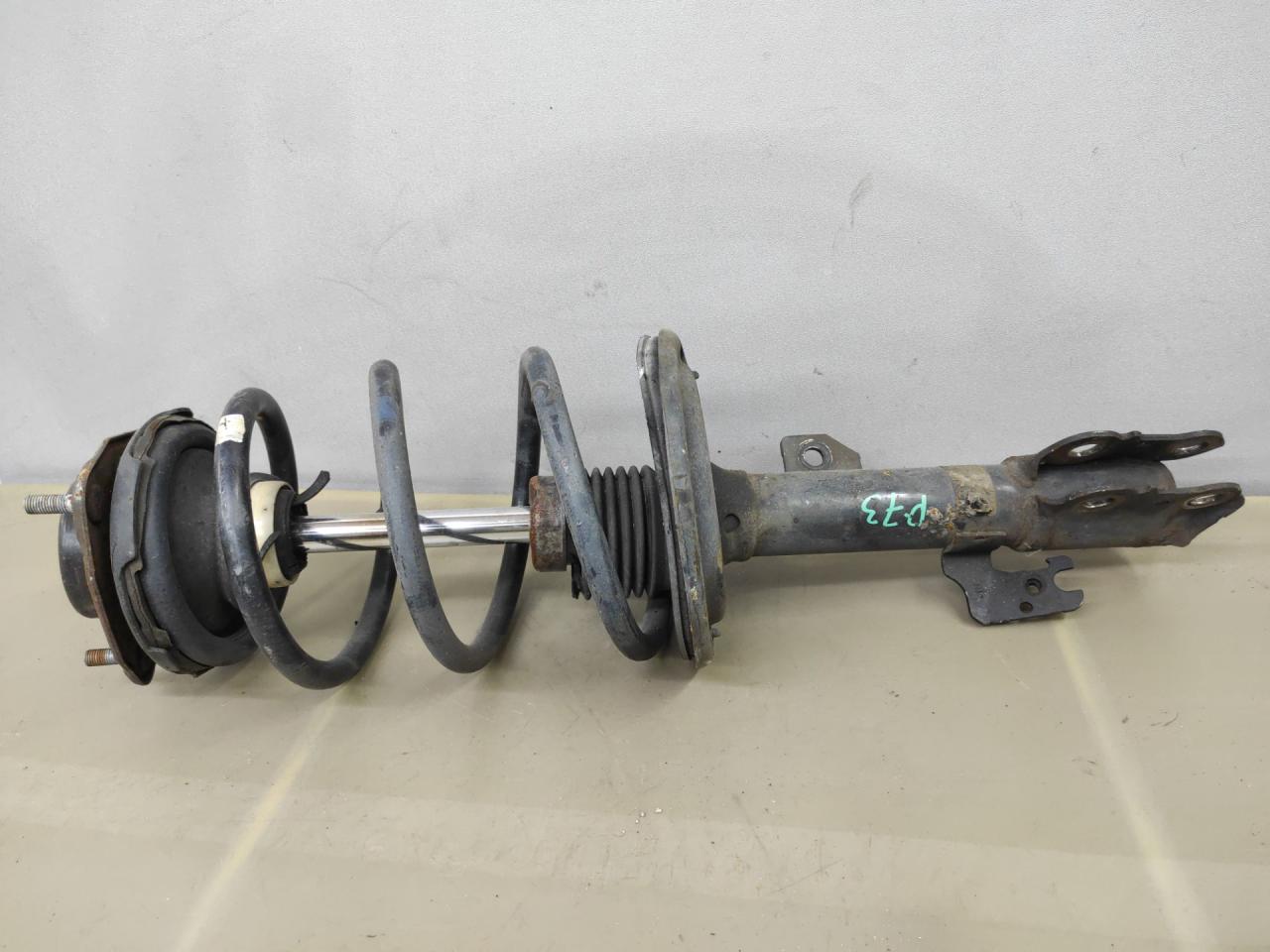 стойка передняя Toyota Sienna 3 поколение 2014, 3.5 л., 2GR-FE, бензин, АКПП, черный, передний привод - фото №1