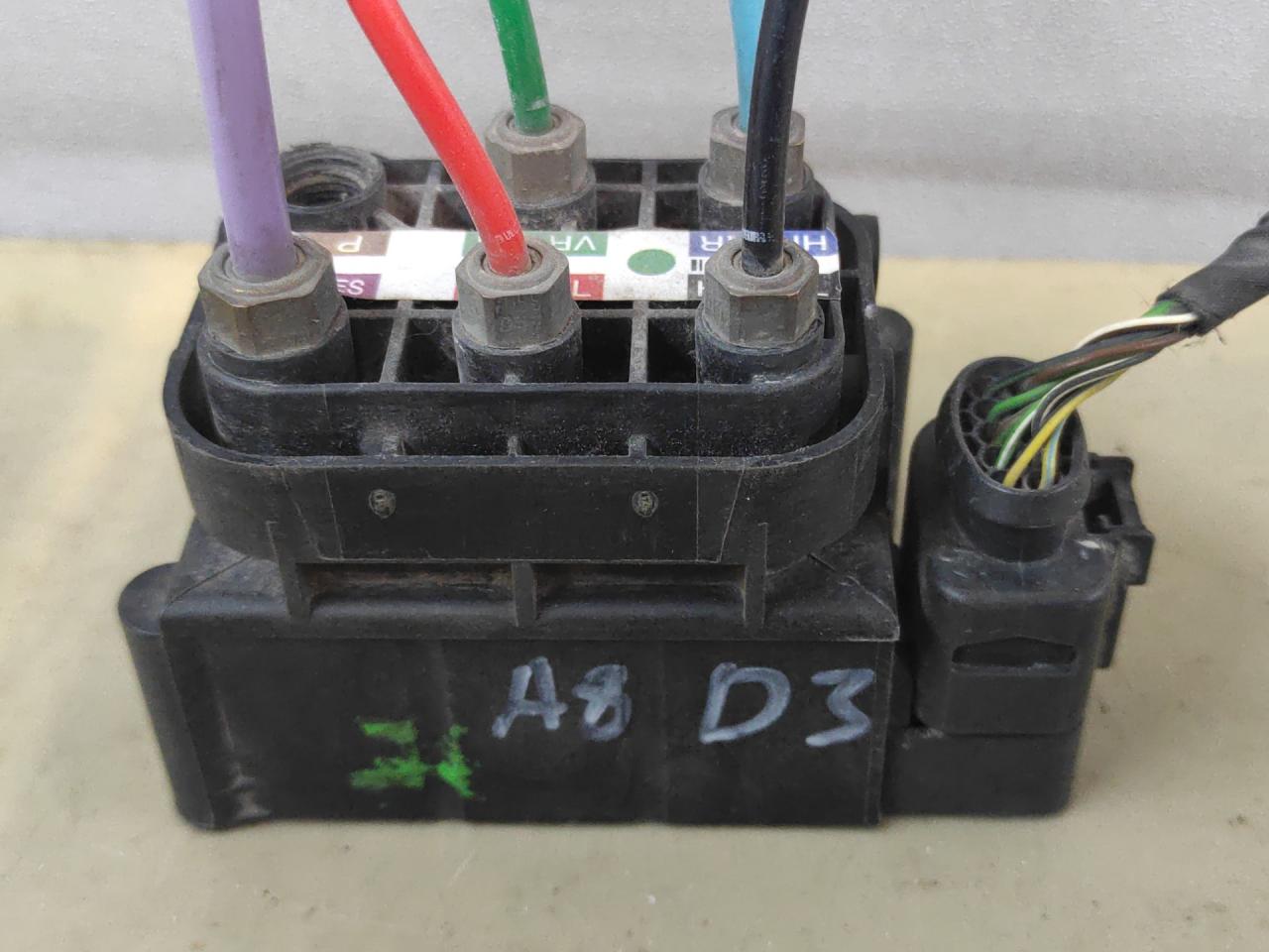 блок клапанов пневмоподвески Audi A8 D3/4E 2004, бензин, 4H0616013B - фото №1