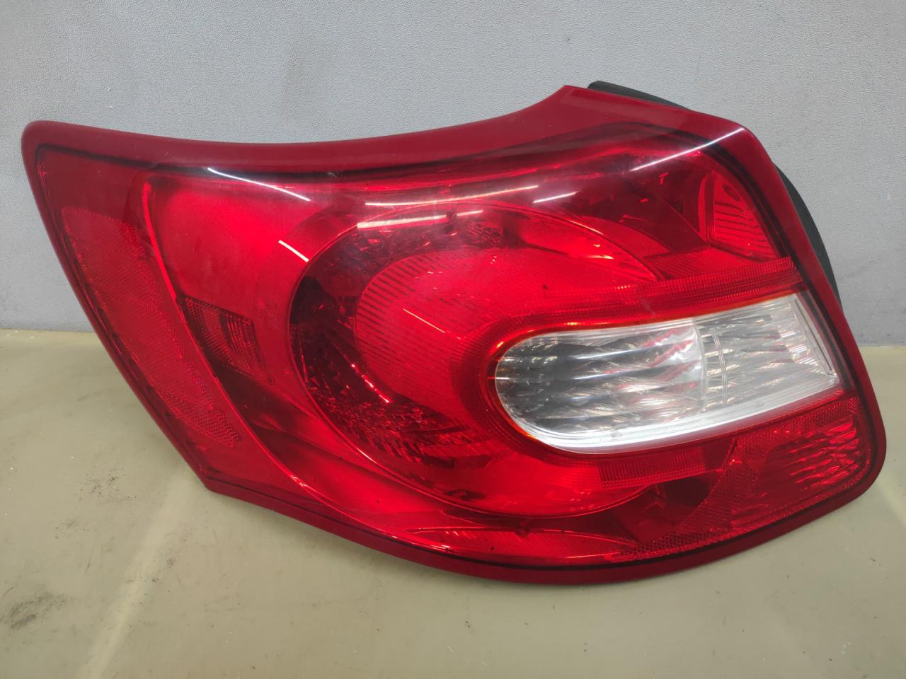 фонарь задний левый Suzuki Kizashi 1 поколение 2012, 2.4 л., J24B, бензин, АКПП, красный, седан, полный привод, MY70212, A1P2RST09, SZ431202220203 - фото №1