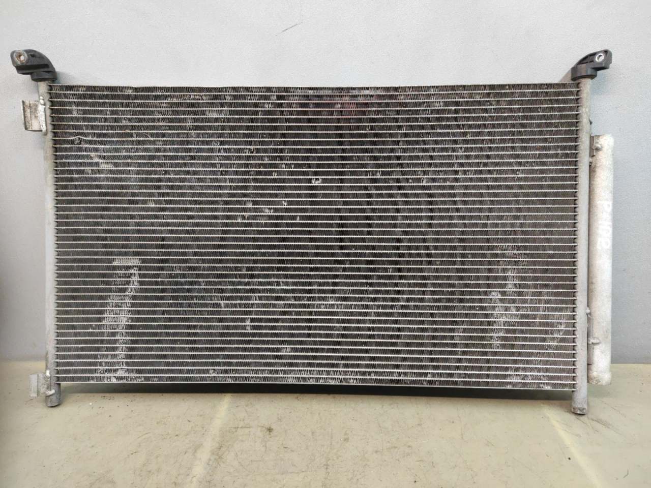 радиатор кондиционера Suzuki Kizashi 1 поколение 2012, 2.4 л., J24B, бензин, АКПП, красный, седан, полный привод, 9531057L00, 12400144 - фото №1