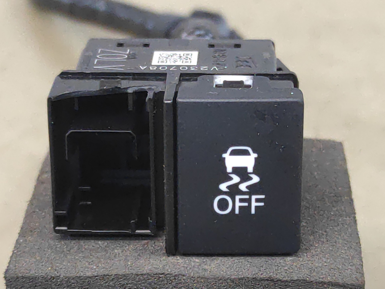 кнопка ASC / ESP Acura Integra 4 поколение 2024, 1.5 л., бензин, АКПП, синий, хетчбэк 5 дв., передний привод, V230708A, M64747 - фото №1