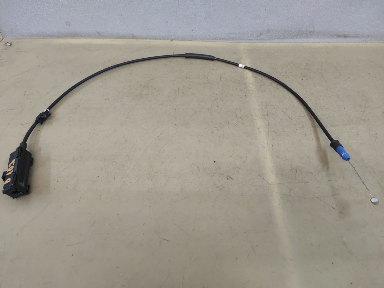 трос открывания лючка топливного бака Acura Integra 4 поколение 2024, 1.5 л., бензин, АКПП, синий, хетчбэк 5 дв., передний привод, T2032141 - фото №1