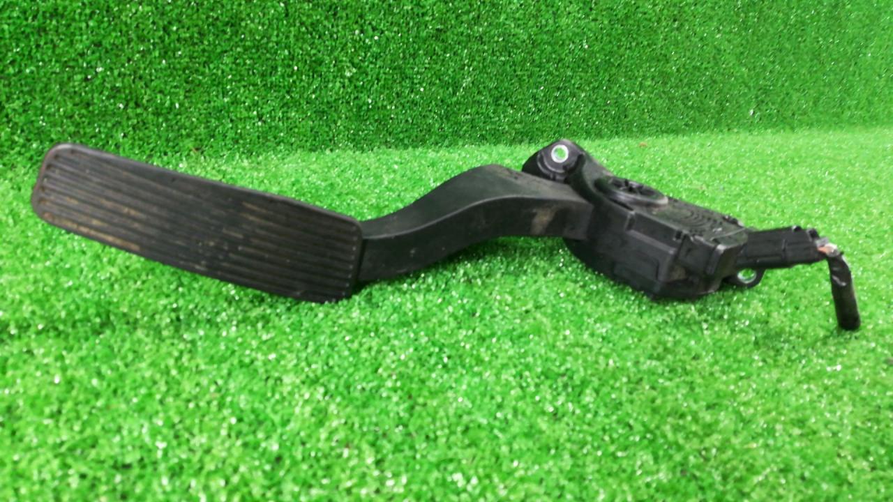 педаль Dodge Grand caravan 5 поколение 2010, 3.6 л., бензин, АКПП, минивэн, передний привод - фото №1