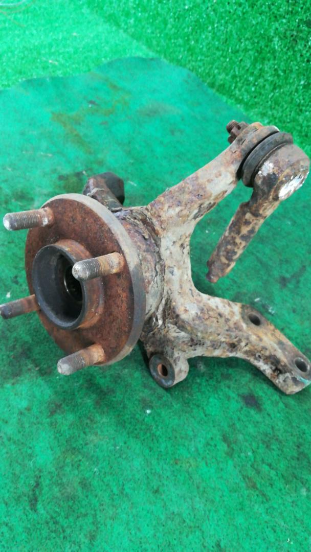 кулак поворотный левый Nissan Micra 2 поколение (K11) 1995, 1.0 л., бензин, вариатор, хетчбэк 3 дв., передний привод - фото №1