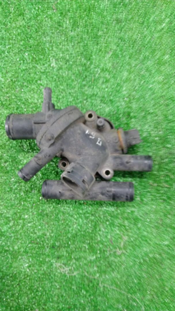 корпус термостата Renault Clio 2 поколение 1999, 1.9 л., F8Q 632, дизель, МКПП, хетчбэк 3 дв. - фото №1