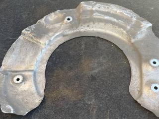 защитный кожух тормозного механизма BMW 5 серия F07/F10/F11 2011, 3.0 л., i, N55 B30 A, бензин, АКПП, серый, седан, полный привод, 6775266