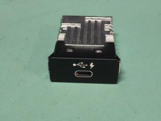 разъем AUX / USB BMW M5 F90 2020, 4.4 л., S63 B44 B, бензин, АКПП, седан, полный привод, правый руль, 8711939