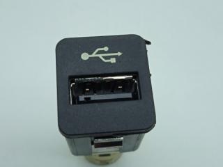 разъем AUX / USB BMW 5 серия F07/F10/F11 2010, 3.0 л., i, N55 B30 A, бензин, АКПП, белый, хетчбэк 5 дв., задний привод, 9167196