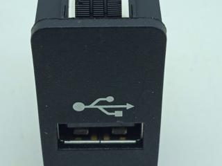разъем AUX / USB BMW 3 серия F30/F31 [рестайлинг] F30 2018, 2.0 л., D, B47 D20 A, дизель, АКПП, седан, полный привод, правый руль, 9320248