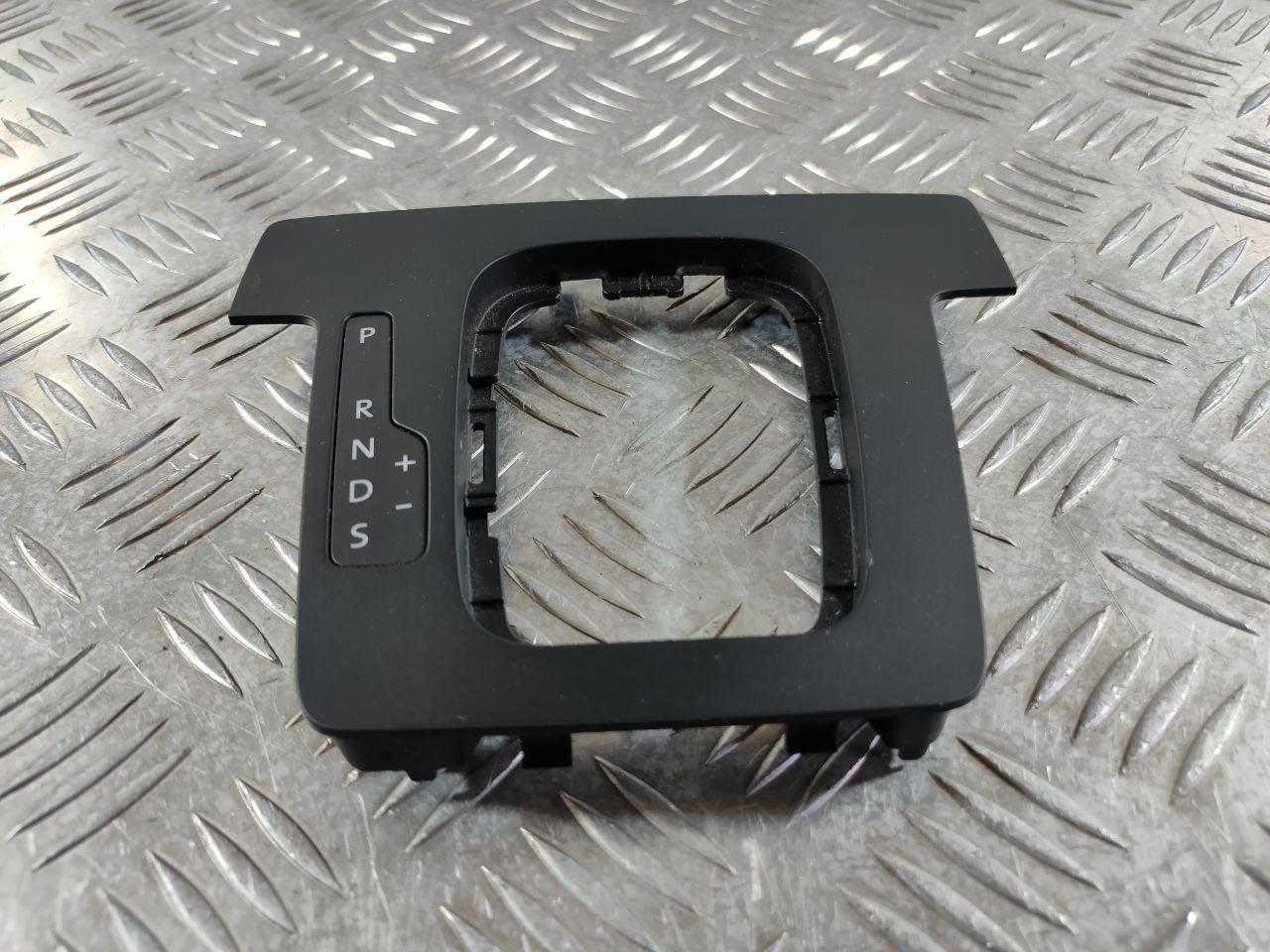 Декоративная накладка центральной консоли Volkswagen Passat (USA) 1 поколение 2012, 2.5 л., CBTA, бензин, АКПП, седан, 561713203 - фото №1