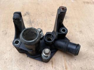 фланец (тройник) системы охлаждения Ford Fiesta 6 поколение 2010, 1.3 л., SNJB, бензин, АКПП, седан, 1531004, 7M5G8K556AC