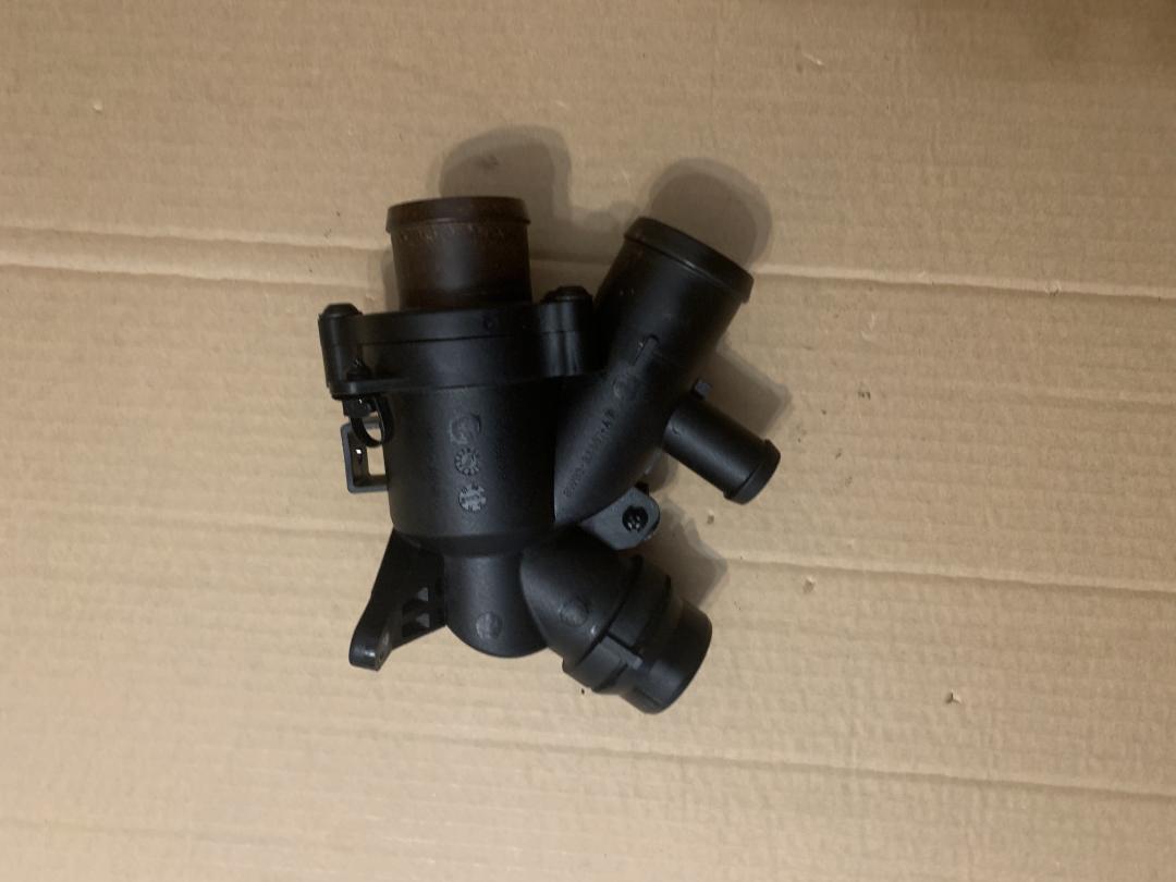 термостат Jaguar XJ 4 поколение 2010, 5.0 л., 508PS, бензин, АКПП, седан, 8W938A587AF, C2Z19929 - фото №1