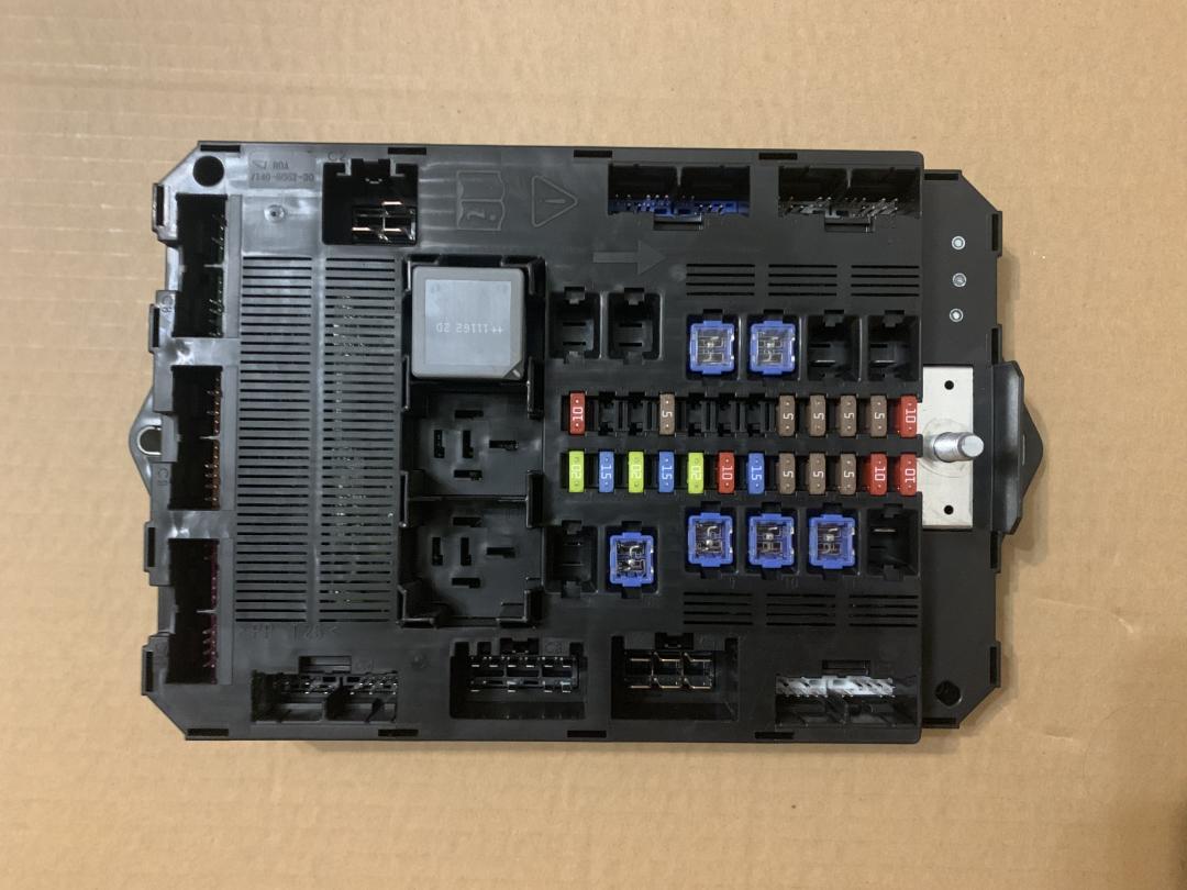 блок предохранителей Jaguar XF X250 2010, 5.0 л., 508PS, бензин, АКПП, черный, седан, 9X23-14B476-AD, 9X2314C256AB - фото №1