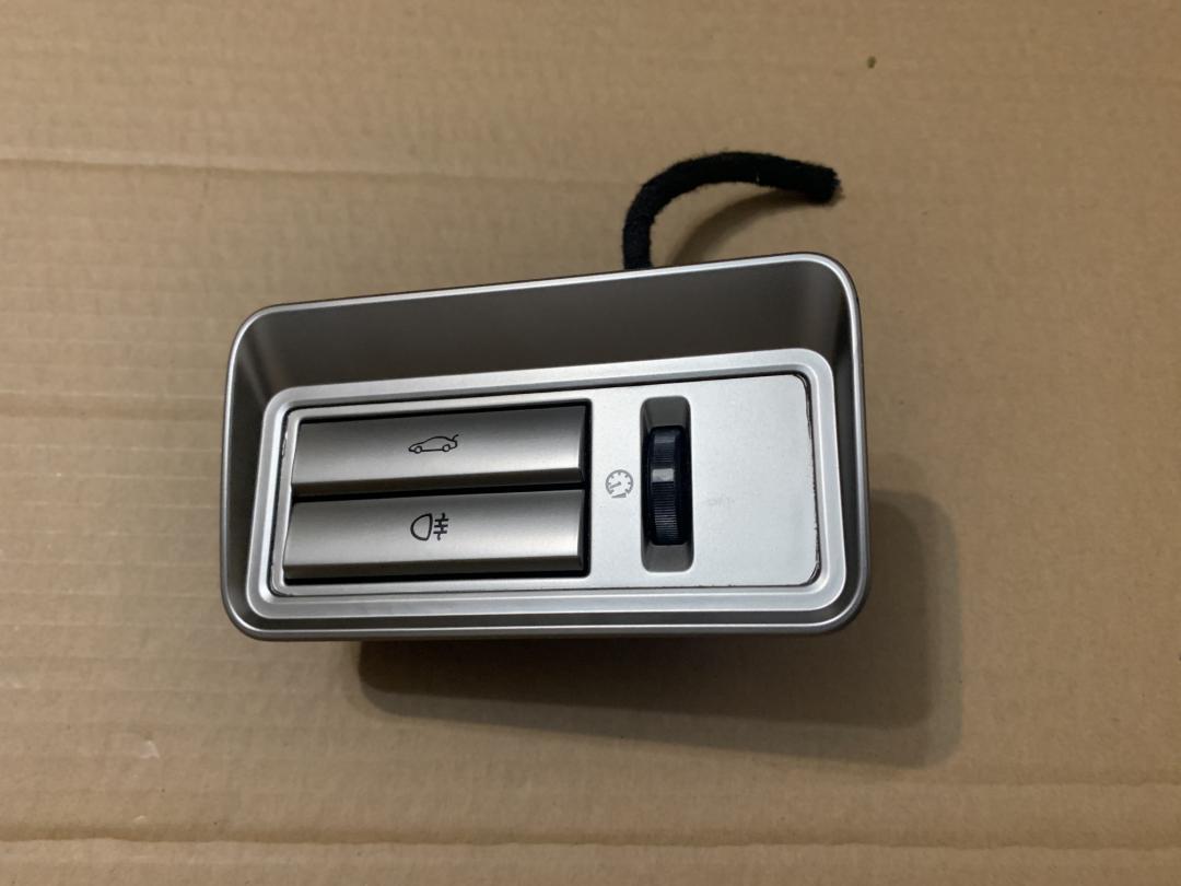 кнопка открытия багажника Jaguar XF X250 2010, 5.0 л., 508PS, бензин, АКПП, черный, седан, 8X2311654AB, C2Z1489 - фото №1